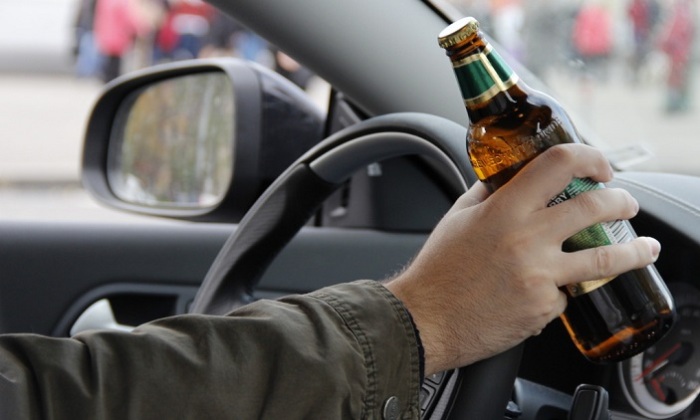 Чи можна вживати алкоголь у припаркованому автомобілі