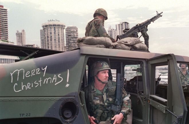 Американські солдати на HUMVEE біля посольства Ватикану в Панамі, 1990 рік. Операція Just Cause стала дебютом нового позашляховика.
