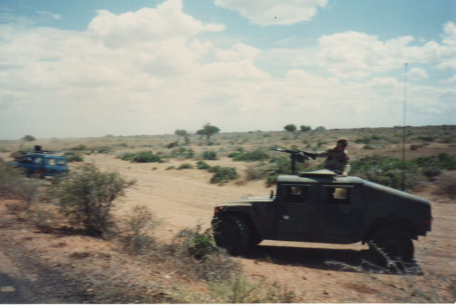 Стрілець HUMVEE за великокаліберним кулеметом M2HB. Сомалі, 1993 рік. В умовах того конфлікту головною проблемою стала відсутність бронювання машини, яку на тісних вулицях обстрілювали з усіх напрямків.