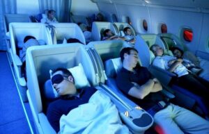чим займаються стюардеси, поки пасажири літака сплять