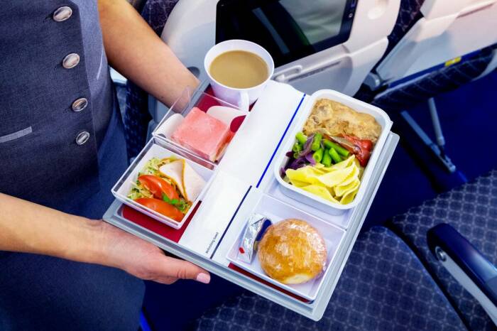 Нагодувавши пасажирів, їдять самі.