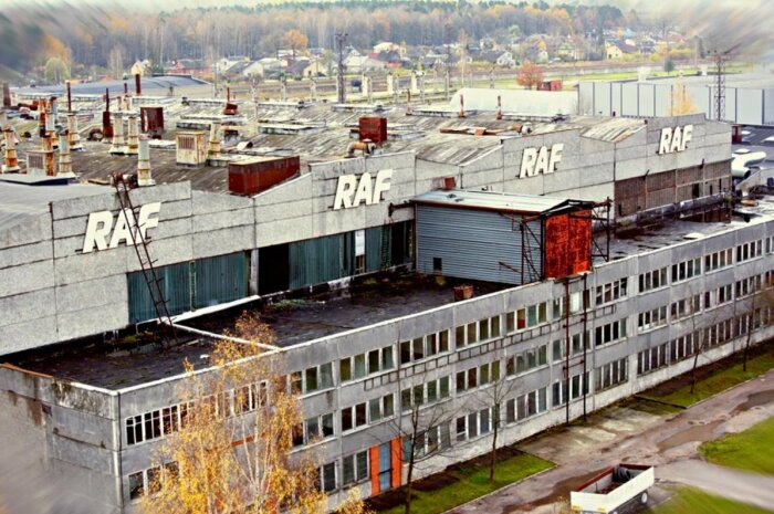 У 1990-ті роки завод закрили